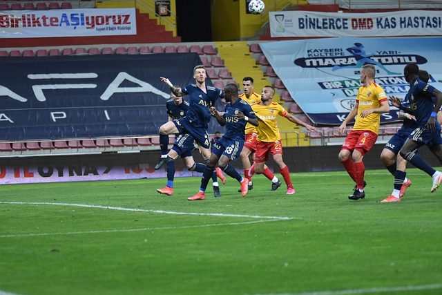 半场-王燊超破门颜骏凌扑点魏震染红 海港1-0申花.